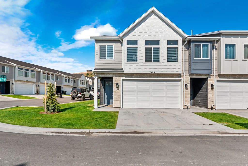 529 Richland Valley St 11, Garden City