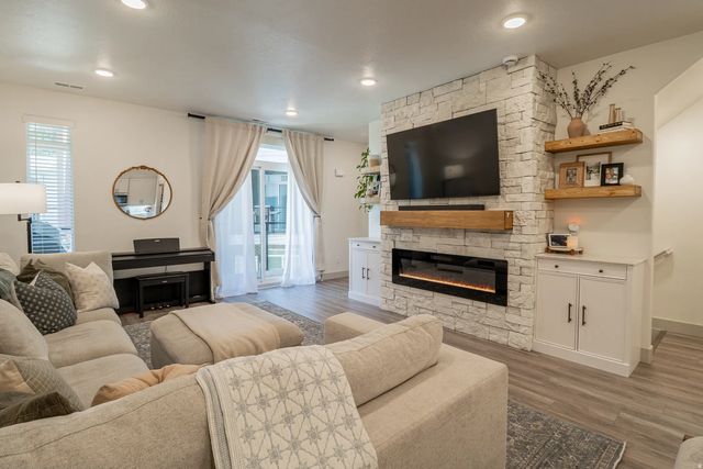 461 E 690 S 127, Clearfield