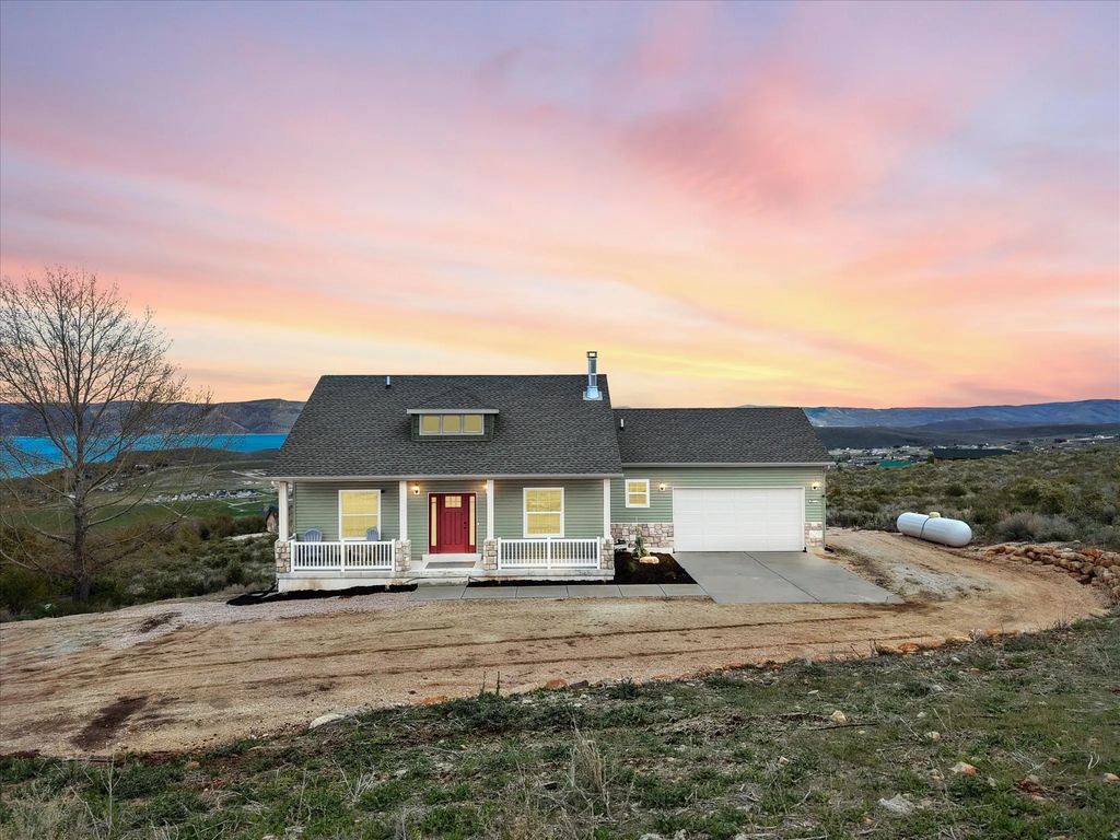 2072 S Sweetwater Pkwy, Garden City