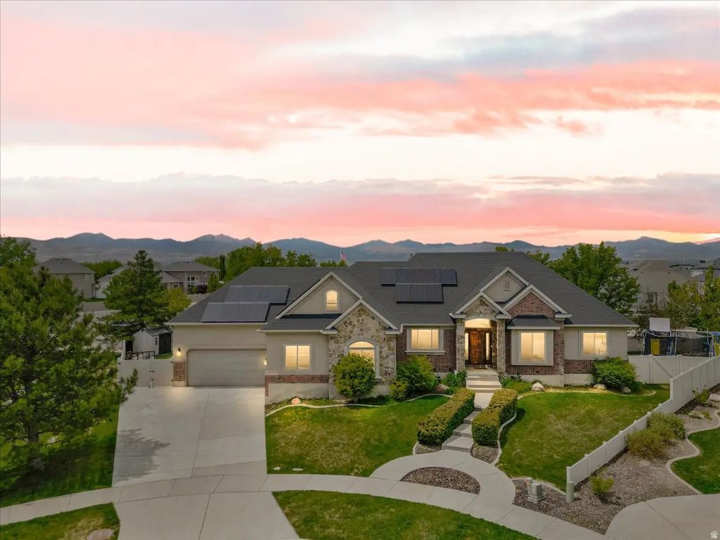 316 E Azure Cir S, Draper