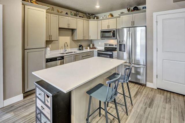 2101 N Main St 306, Sunset