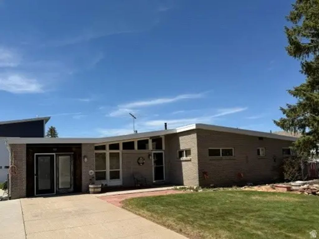 105 3rd Ave, Dutch John
