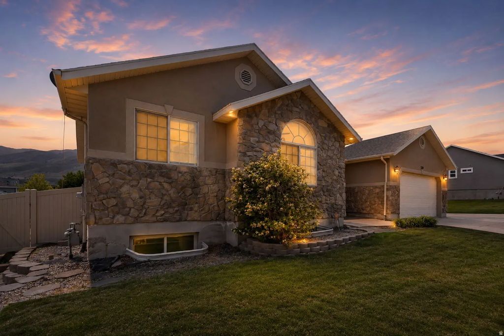 319 W Lariat Blvd, Saratoga Springs