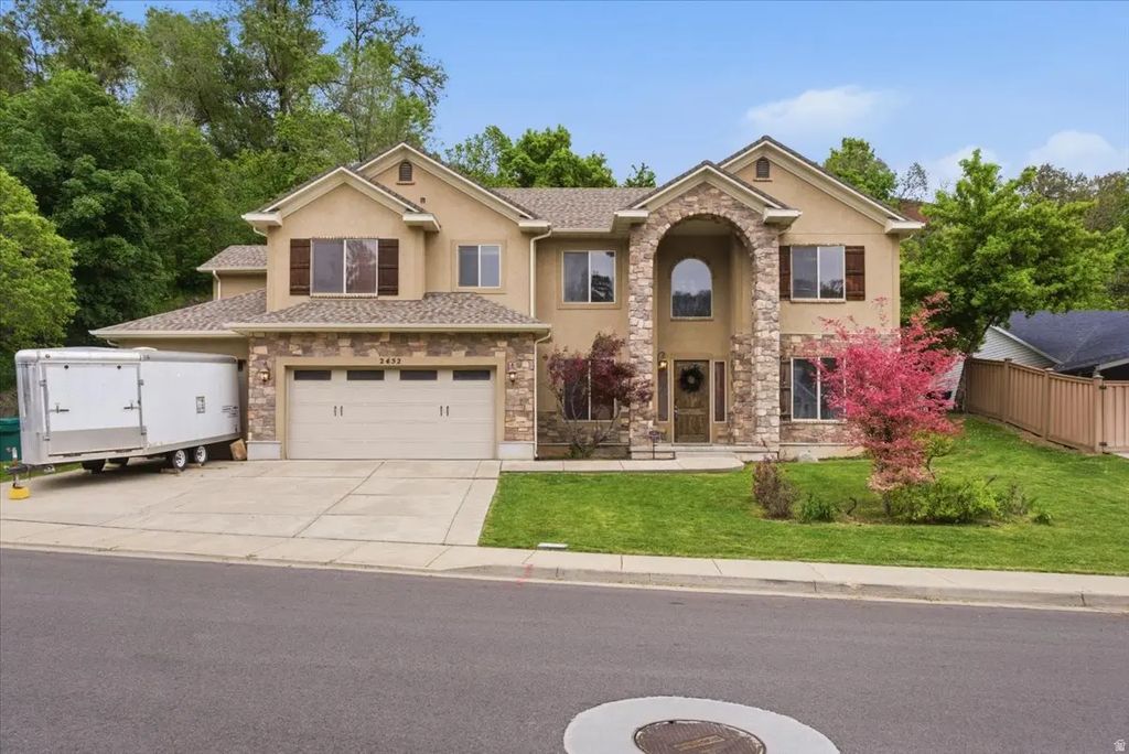2452 Oak Ln, Layton