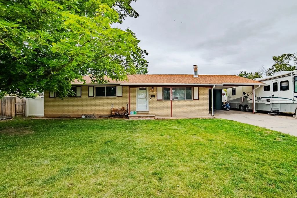 1618 W Camelot Dr, Layton