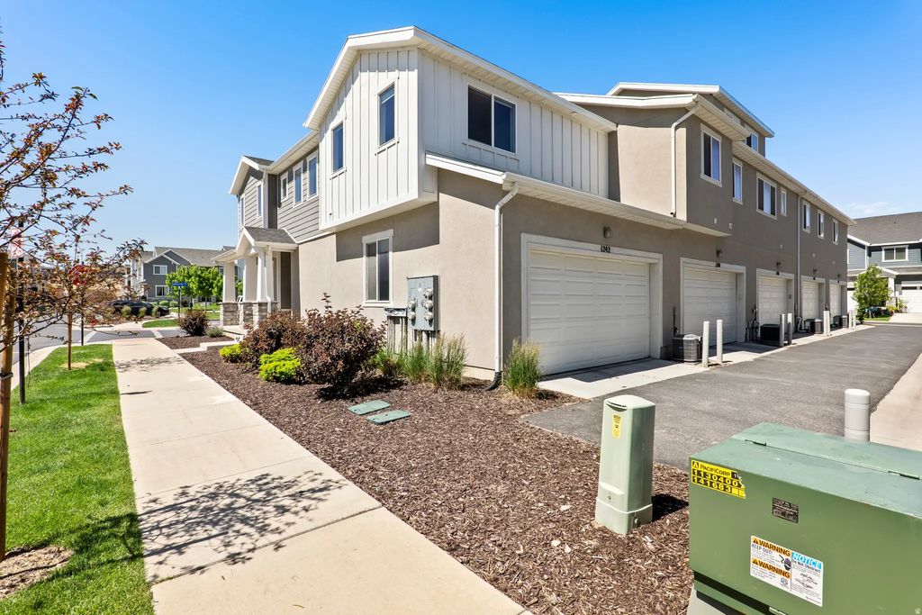 1242 W Saddlebred Way, Bluffdale