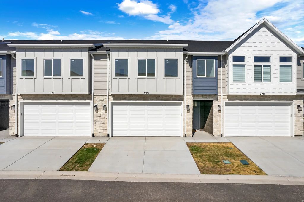 571 Blue Lake St 48, Garden City
