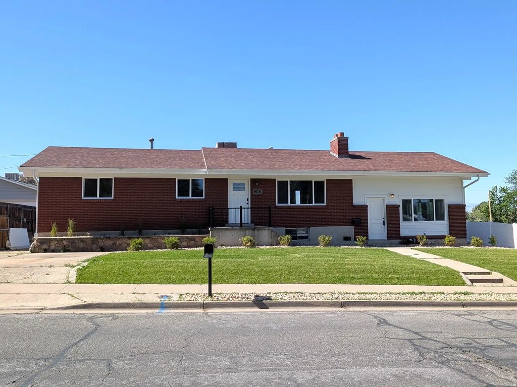360 E 400 N, Centerville
