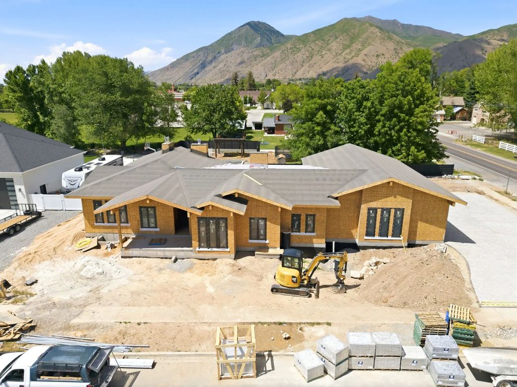 237 S Main St, Mapleton