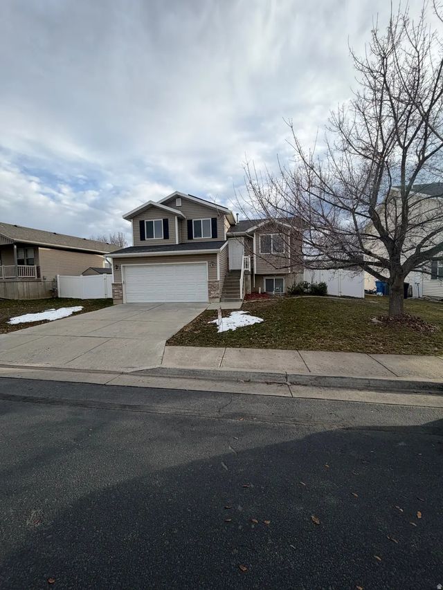 530 E Red Oak Dr N, North Logan