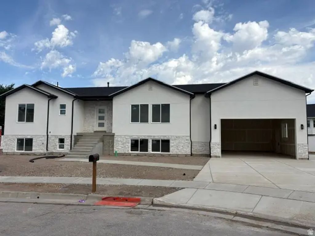 4272 W 4850 S, Roy