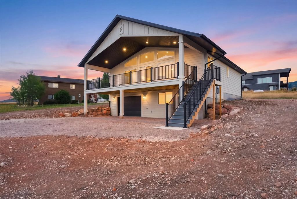 2513 S Country Club Dr, Garden City