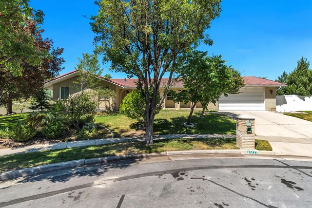 1602 E Nicklaus Cir, Sandy