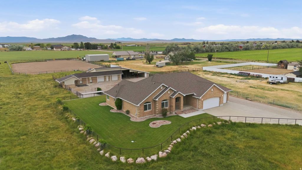 6643 W 5900 S, Hooper