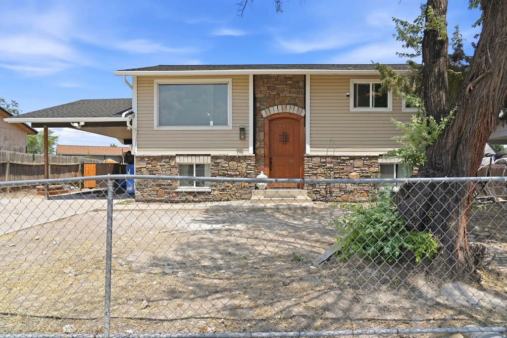 7272 W Gardenia Ave, Magna