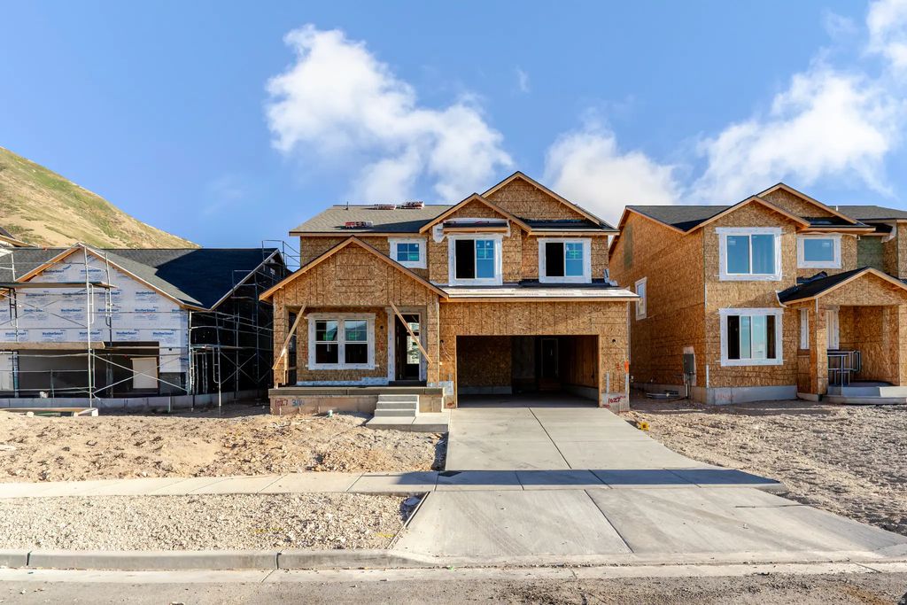 31 W Linden Ln 1027, Mapleton