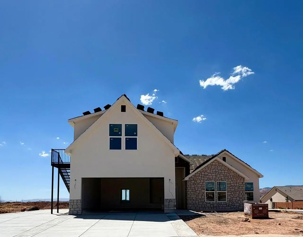 309 N 2805 W 407, Hurricane