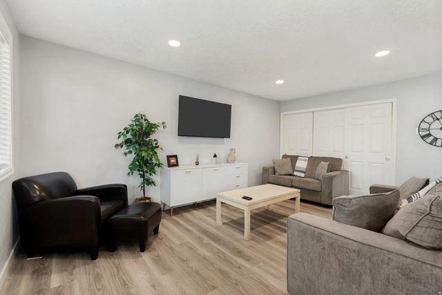 521 W Tiffany Town Dr W, Midvale