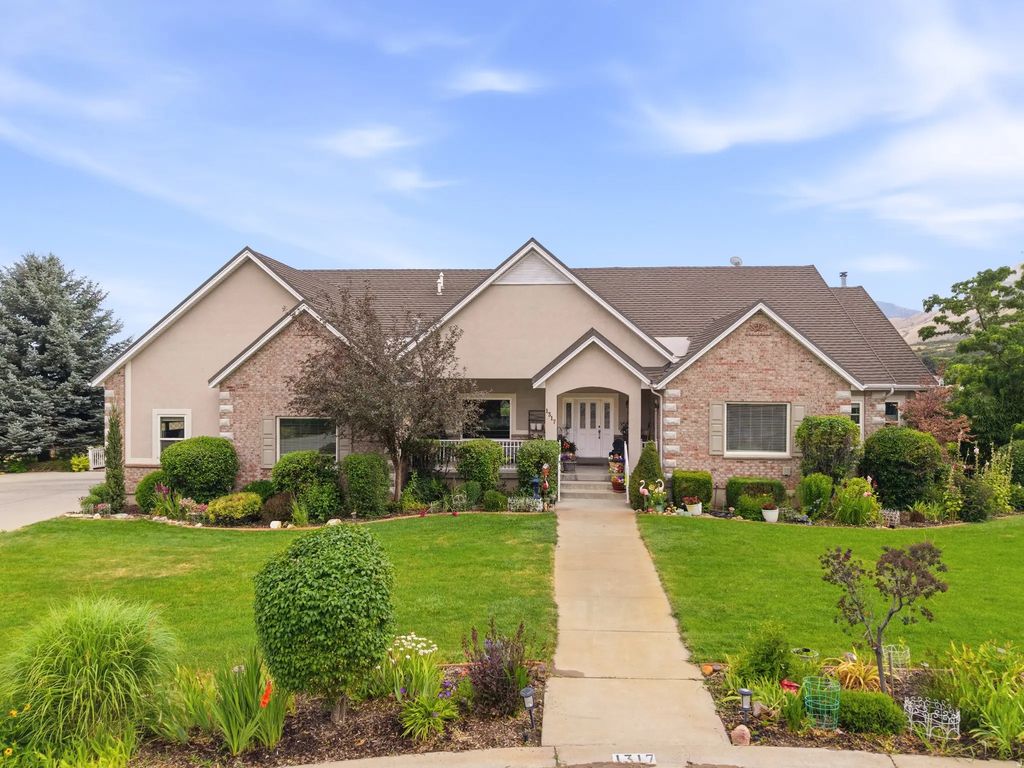 1317 E South Pond Cir, Mapleton