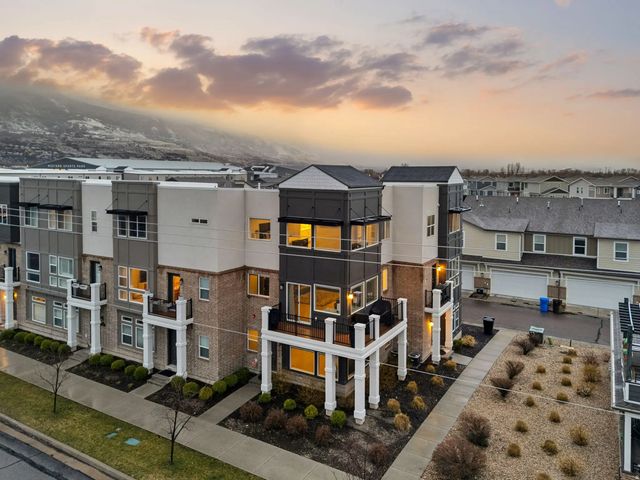 1196 W Clark Ln, Farmington