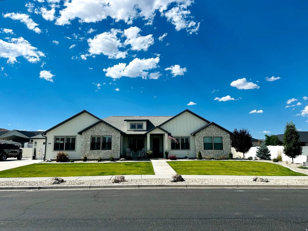 888 W Torrey Pines Dr, Richfield
