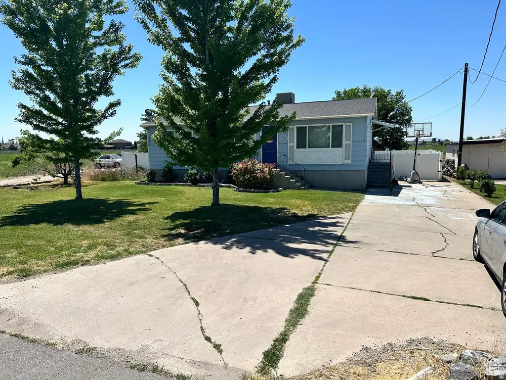 2593 N 2000 W, Clinton