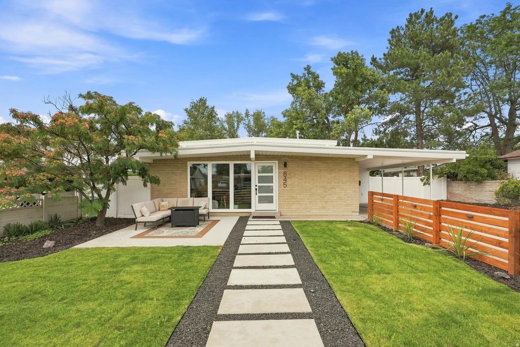 845 E Larkspur Dr, Sandy