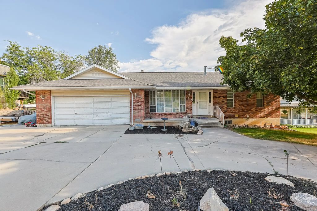 1412 E Center St, Springville