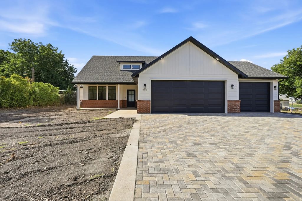 295 W Center St, Willard
