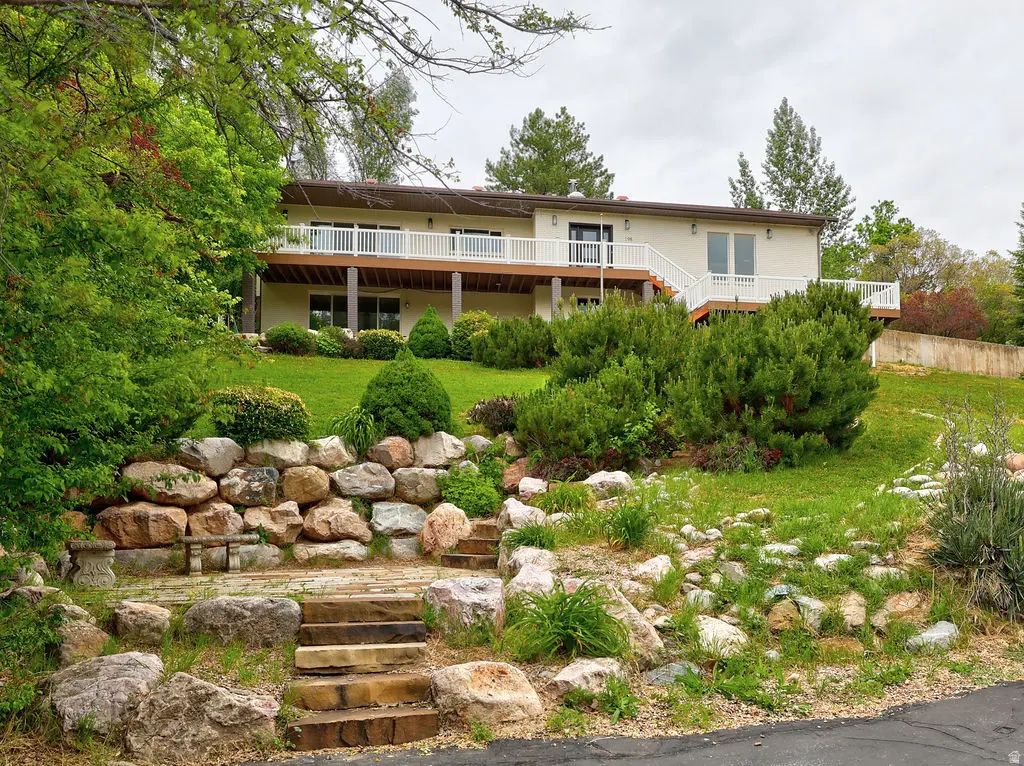 198 Oakwood Dr, Layton