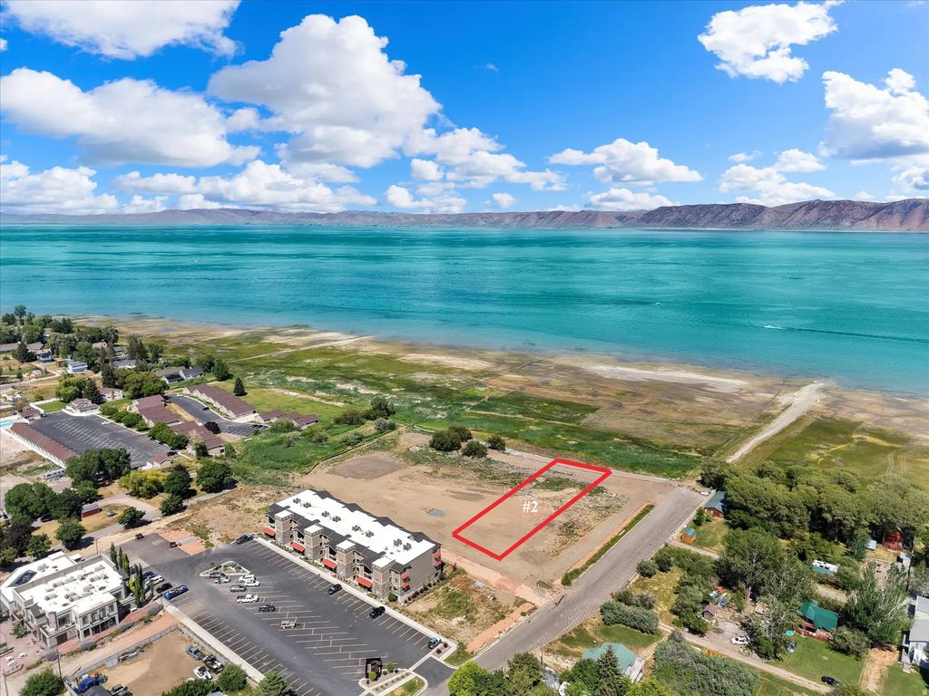 126 S Waters Edge Ln 2, Garden City
