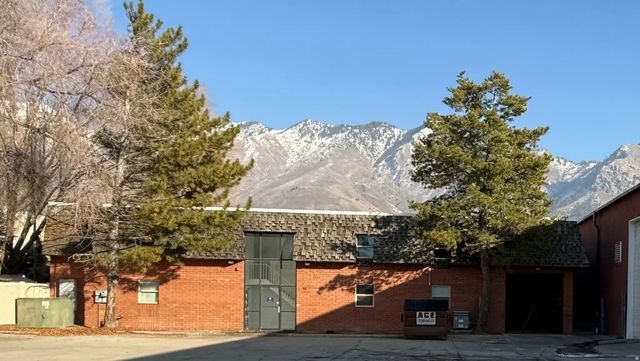 51 E 200 N, Alpine
