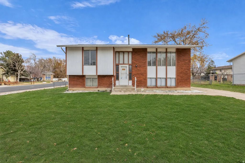 1118 N 575 W, Clinton