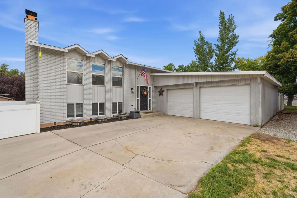 914 W 2600 N, Clinton