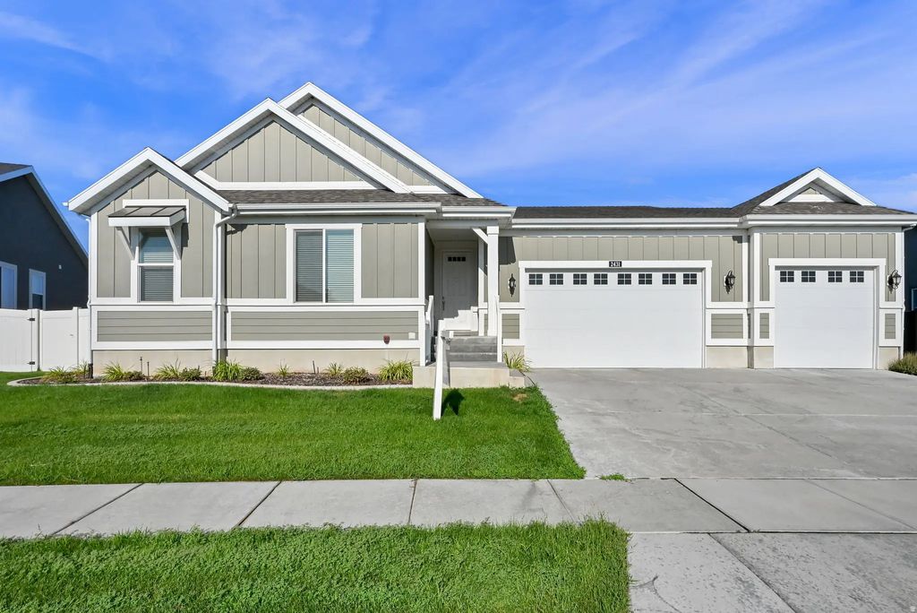 2431 N Hooded Crane Cir, Clinton