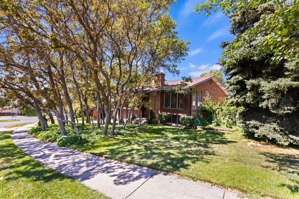 703 Emerald Dr, Bountiful