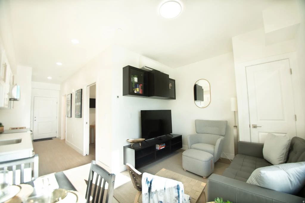 2085 N Main St 313, Sunset