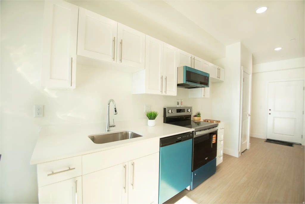 2085 N Main St 405, Sunset