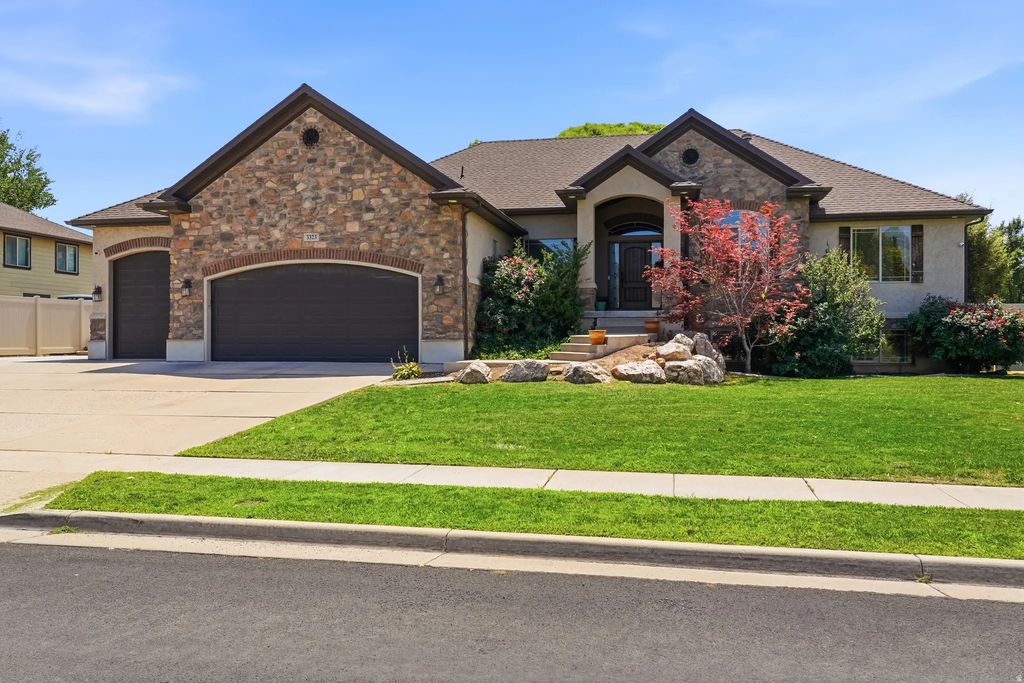 3323 W 1680 N, Clinton