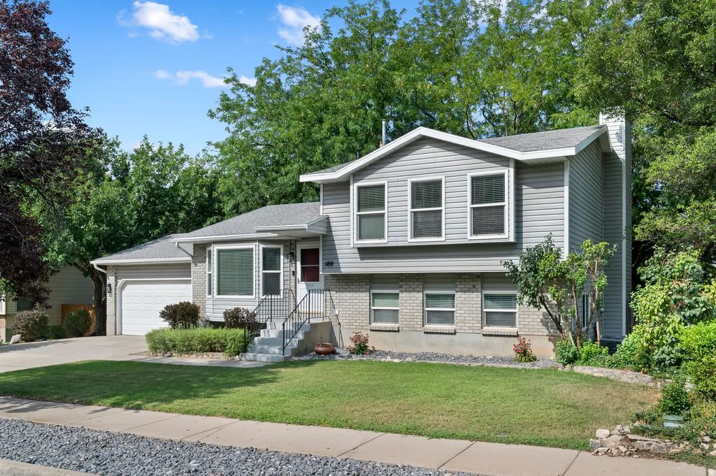 1188 Cannon Dr, Farmington