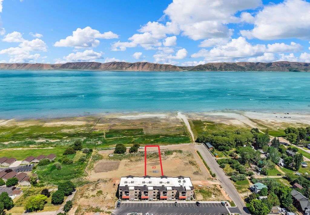 112 S Waters Edge Ln 3, Garden City