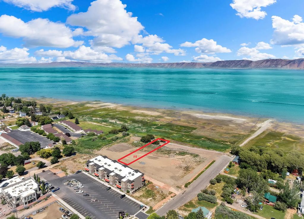 106 S Waters Edge Ln 4, Garden City