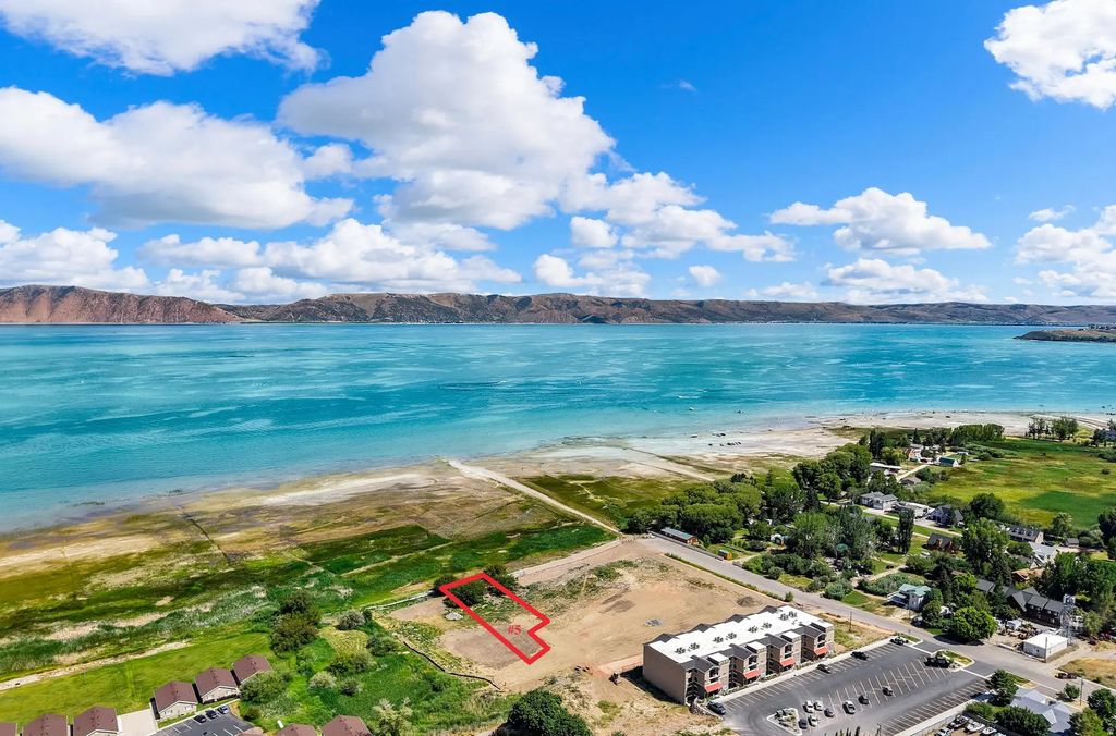 88 S Waters Edge Ln 5, Garden City