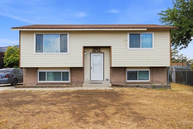 3742 S Armoridge Dr W, Magna
