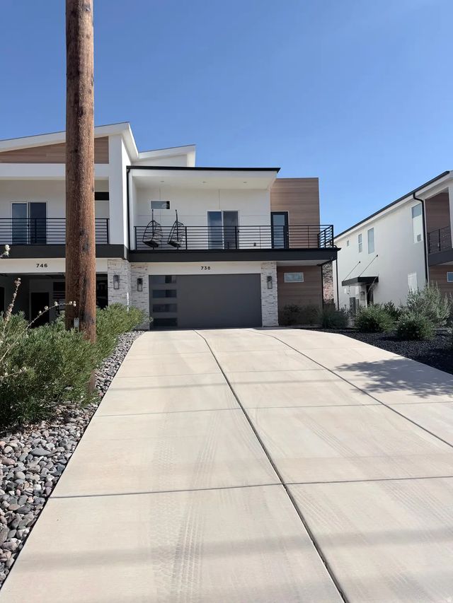 738 E Desert Cactus Dr 104, Washington