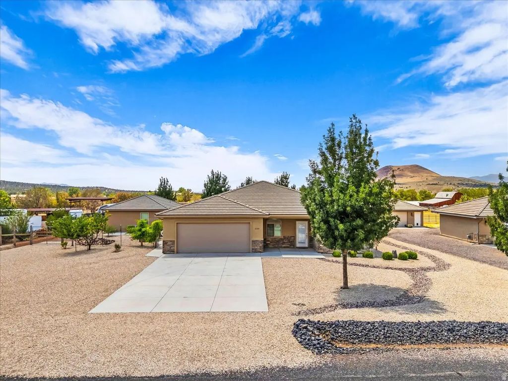 1129 N Horsemans Park Dr, Dammeron Valley