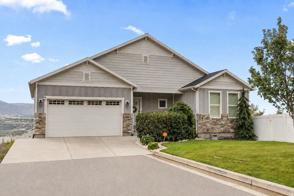 614 W Regent Garden Ln, Bluffdale