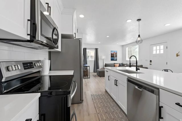 6824 S 700 E, Midvale