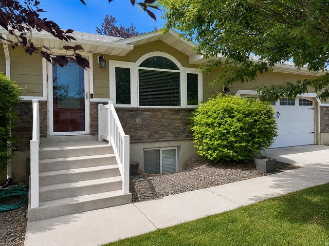 393 E 2440 N, North Logan