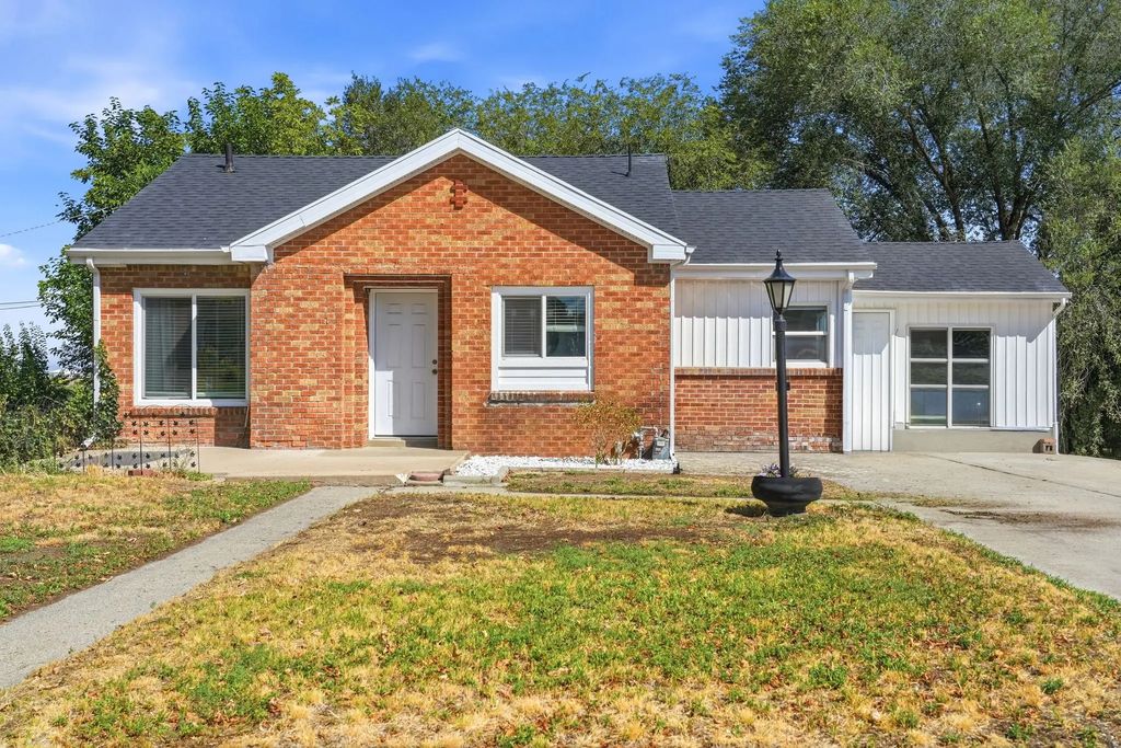 480 Highland Dr, Riverdale
